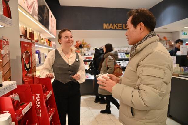 김학홍 경상북도 행정부지사가 지난 8일 오스트리아의 K beauty House를 둘러보고 있다. 사진=경북도 제공