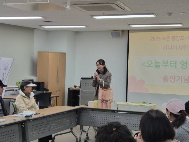 최소희 작가가 이날 수료하는 수강생들을 위해 직접 준비한 꽃다발을 건네기에 앞서 출판기념회 개회사를 하고 있다. 사진=우예주 기자