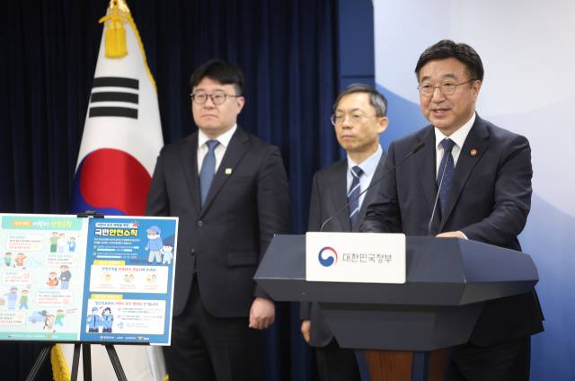 윤호중 행정안전부 장관이 지난 11일 정부서울청사에서 어린이 등하굣길 안전 확보 종합대책에 대하여 관계부처 합동 브리핑을 하고 있다. 연합뉴스