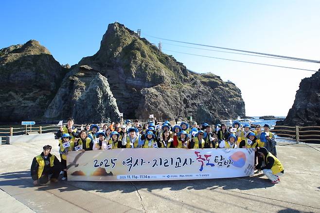 ▲ '2025 역사·지리교사 독도탐방' 전국 역사·지리 교사들이 지난 12일 독도 동도에 상륙후 기념촬영을 하고 있다. 사진 경북일보