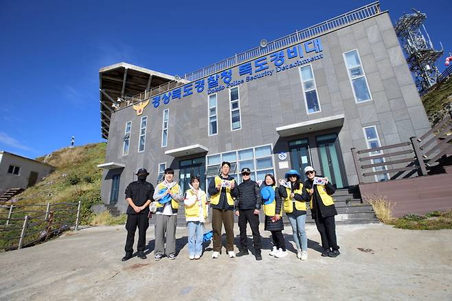 ▲ '2025 역사·지리교사 독도탐방단' 이 지난 12일 독도경비대를 방문해 경비대원들을 격려하고 기념촬영을 함께 하고 있다. 사진 경북일보