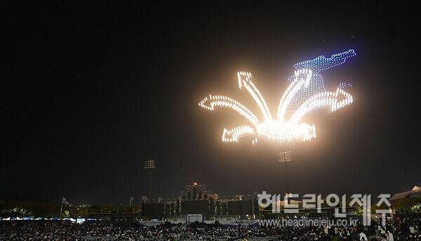 제주특별자치도의 '드론특별자유화구역' 사업이 본격화되는 가운데, 다양한 드론 기반 행정서비스를 선보이고 있다.&nbsp;사진은 올해 제주종합경기장에서 진행된 드론쇼. 사진=제주특별자치도