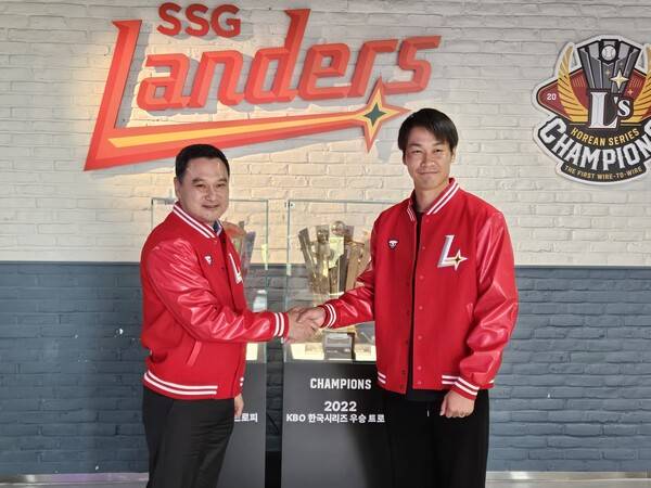 SSG 랜더스는 16일 아시아쿼터 선수로 일본프로야구(NPB) 소프트뱅크호크스 출신 우완 투수 타케다 쇼타(32세)와 연봉 20만 달러에 계약을 체결했다(사진=SSG)