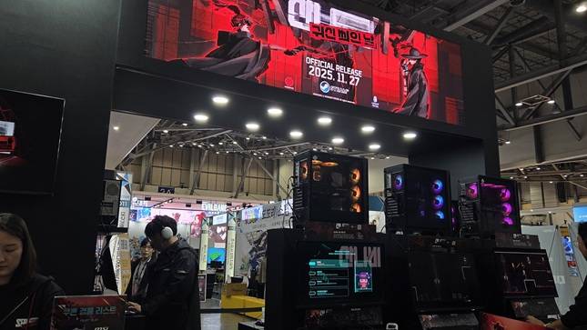 부산 벡스코에서 열린 '지스타 2025'에서 관람객들이 '산나비: 귀신 씌인 날'을 시연하고 있다. /사진=비즈워치