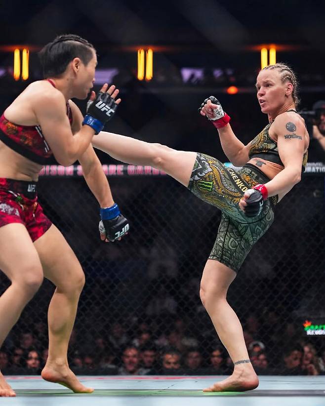 UFC 여성 플라이급 챔피언 발렌티나 셰브첸코(오른쪽)가 도전자 장웨일리에게 킥을 날리고 있다. 사진=UFC