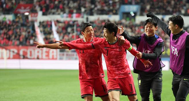 14일 대전월드컵경기장에서 열린 남자축구 국가대표 A매치 평가전 대한민국과 볼리비아의 경기. 손흥민이 골을 넣은 뒤 동료들과 기쁨을 나누고 있다. 사진=연합뉴스