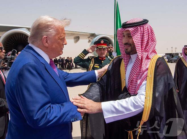 도널드 트럼프 미국 대통령이 5월 13일(현지시간) 중동 순방 중 리야드에 도착해 무함마드 빈 살만 사우디아라비아 왕세자의 환대를 받고 있다. 2025.05.14 ⓒ AFP=뉴스1 ⓒ News1 우동명 기자