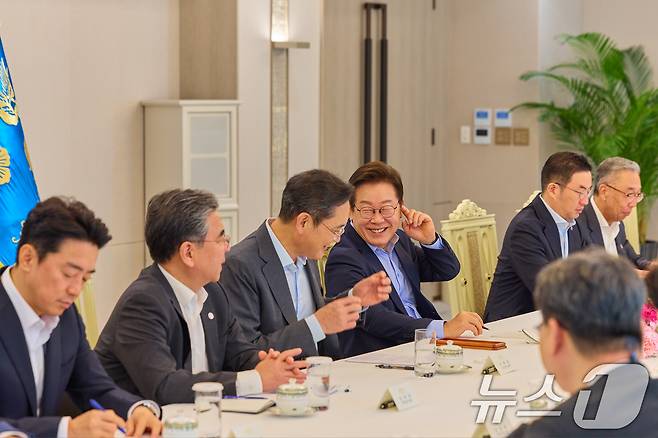 이재명 대통령이 지난 8월 서울 용산 대통령실 청사에서 열린 미일 순방 동행 경제단체 및 기업인 간담회에서 이재용 삼성전자 회장을 비롯한 참석자들과 대화하고 있다. (이재명 대통령 SNS. 재판매 및 DB 금지) 2025.8.20/뉴스1 ⓒ News1 허경 기자