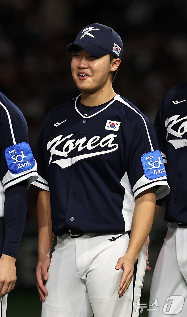15일 오후 일본 도쿄돔에서 열리는 월드베이스볼클래식(WBC) 대비 평가전 '2025 케이 베이스볼 시리즈(K-BASEBALL SERIES)' 대한민국과 일본의 1차전 경기를 앞두고 대표팀 정우주가 웃음 짓고 있다. 2025.11.15/뉴스1 ⓒ News1 구윤성 기자