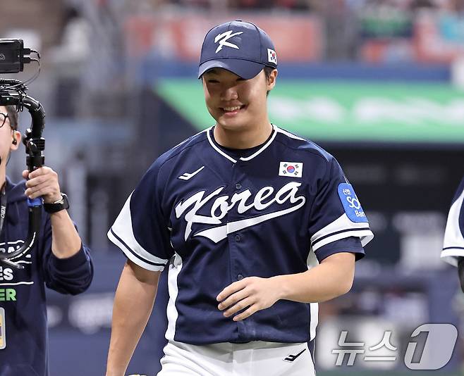 9일 오후 서울 구로구 고척스카이돔에서 열린 2026 WBC 대비 평가전 '2025 네이버 K-베이스볼 시리즈(K-BASEBALL SERIES)' 체코와의 2차전 경기. 5회말 2사 1, 3루 상황 마운드에 오른 대한민국 투수 정우주가 삼진으로 이닝을 마친 뒤 웃음짓고 있다. 2025.11.9/뉴스1 ⓒ News1 구윤성 기자