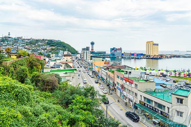 과거와 현재가 공존하는 묵호항 풍경(한국관광공사 제공)