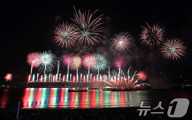 15일 오후 부산 수영구 광안리해수욕장 일대에서 열린 '제20회 부산불꽃축제'에서 화려한 불꽃이 부산 밤바다를 수놓고 있다. 2025.11.15/뉴스1 ⓒ News1 윤일지 기자