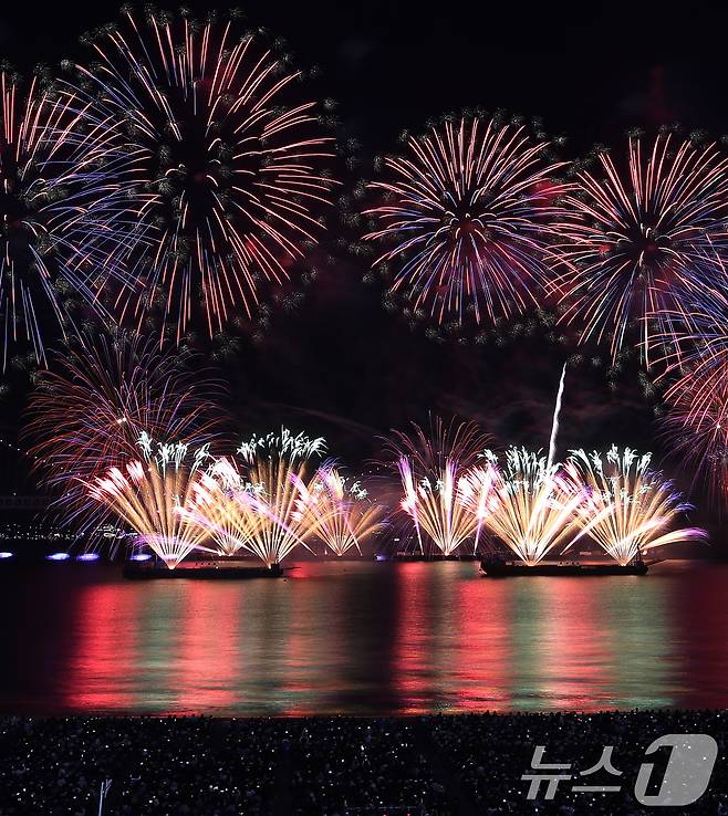 15일 오후 부산 수영구 광안리해수욕장 일대에서 열린 '제20회 부산불꽃축제'에서 화려한 불꽃이 부산 밤바다를 수놓고 있다. 2025.11.15/뉴스1 ⓒ News1 윤일지 기자