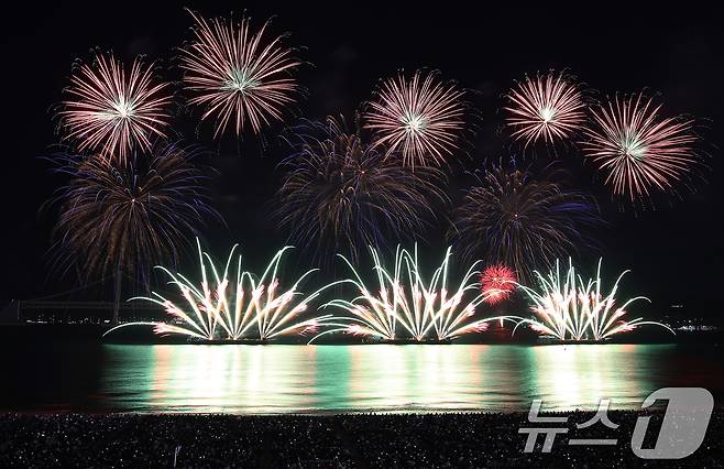 15일 오후 부산 수영구 광안리해수욕장 일대에서 열린 '제20회 부산불꽃축제'에서 화려한 불꽃이 부산 밤바다를 수놓고 있다. 2025.11.15/뉴스1 ⓒ News1 윤일지 기자