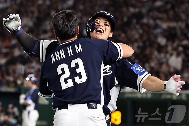 15일 오후 일본 도쿄돔에서 열린 월드베이스볼클래식(WBC) 대비 평가전 '2025 케이 베이스볼 시리즈(K-BASEBALL SERIES)' 일본과의 1차전 경기. 대한민국 송성문이 4회초 무사 주자 없는 상황, 백투백 홈런를 때린 뒤 안현민과 기쁨을 나누고 있다. 2025.11.15/뉴스1 ⓒ News1 구윤성 기자