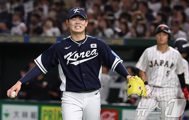 15일 오후 일본 도쿄돔에서 열린 월드베이스볼클래식(WBC) 대비 평가전 '2025 케이 베이스볼 시리즈(K-BASEBALL SERIES)' 일본과의 1차전 경기. 대한민국 투수 성영탁이 일본의 5회말 무사 만루 상황 사카모토에게 1타점 내야안타를 허용한 뒤 아쉬워하고 있다. 2025.11.15/뉴스1 ⓒ News1 구윤성 기자