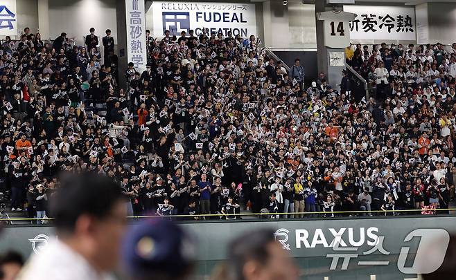 15일 오후 일본 도쿄돔에서 열린 월드베이스볼클래식(WBC) 대비 평가전 '2025 케이 베이스볼 시리즈(K-BASEBALL SERIES)' 일본과의 1차전 경기. 대한민국 응원단이 태극기를 흔들며 응원하고 있다. 2025.11.15/뉴스1 ⓒ News1 구윤성 기자