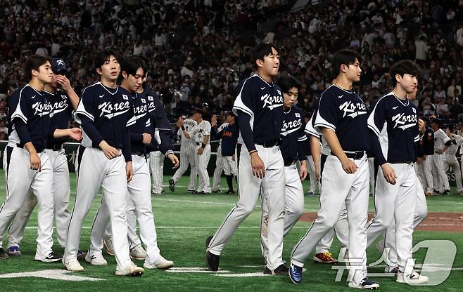 류지현 감독이 이끄는 야구 국가대표 선수들이 15일 오후 일본 도쿄돔에서 열린 월드베이스볼클래식(WBC) 대비 평가전 '2025 케이 베이스볼 시리즈(K-BASEBALL SERIES)' 일본과의 1차전 경기에서 일본에 11대 4로 역전패한 뒤 경기장을 빠져나가고 있다. 2025.11.15/뉴스1 ⓒ News1 구윤성 기자
