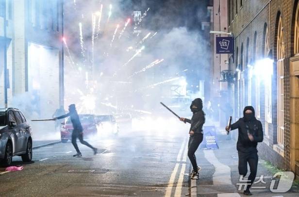 영국의 한 '불꽃 축제' 기간 중 청소년들이 도로에서 행인들을 향해 폭죽을 던지고있다. 출처=더선