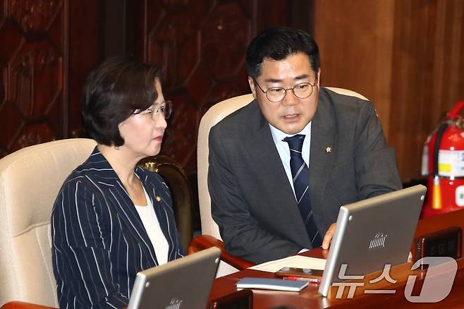 박찬대 더불어민주당 의원과 추미애 의원이 지난해 7월 2일 오후 서울 여의도 국회에서 열린 제415회국회(임시회) 4차 본회의 정치·외교·통일·안보 분야 대정부질문에서 대화하고 있다. 2024.7.2/뉴스1 ⓒ News1 이광호 기자