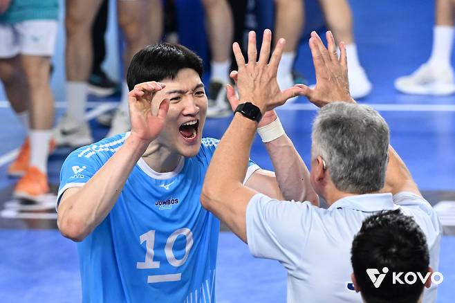 대한항공이 현대캐피탈을 꺾고 선두로 올라섰다.(KOVO제공)