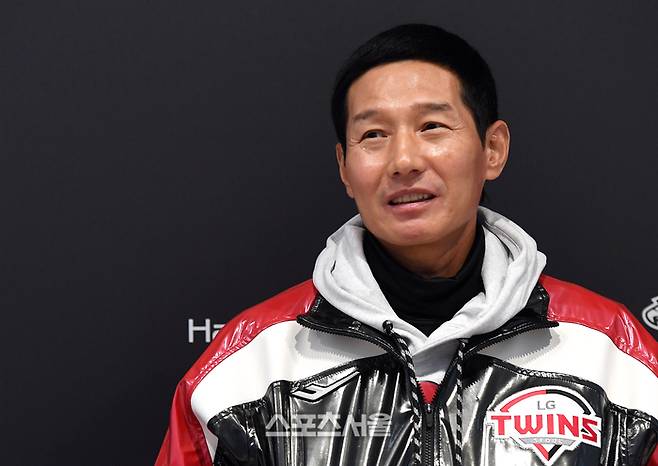 LG 염경엽 감독이 29일 대전 한화생명볼파크에서 열리는 2025 KBO리그 한화와 한국시리즈 3차전에 취재진과 인터뷰를 하고 있다. 대전 | 박진업 기자 upandup@sportsseoul.com