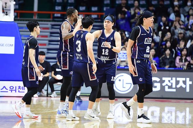KCC 선수들이 승리 후 하이파이브를 하고 있다. 사진 | KBL