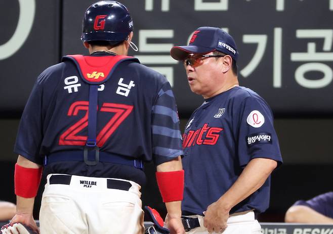 유강남과 김태형 감독이 얘기를 나누고 있다. 사진 | 연합뉴스