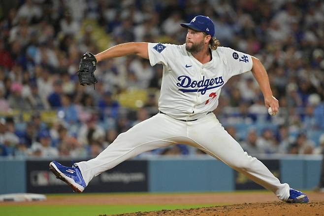 LA 다저스 커쇼가 8일(현지시간) 미국 캘리포니아주 LA 다저스타디움에서 열린 2025 ML 필라델피아와 내셔널리그 디비전시리즈(NLDS) 3차전 8회에 투구하고 있다. 사진 | Imagn Images 연합뉴스