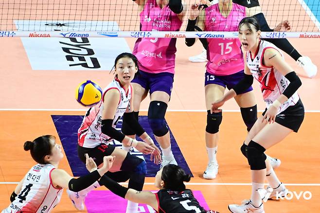 근조 리본을 달고 뛴 정관장 선수들. 제공 | 한국배구연맹