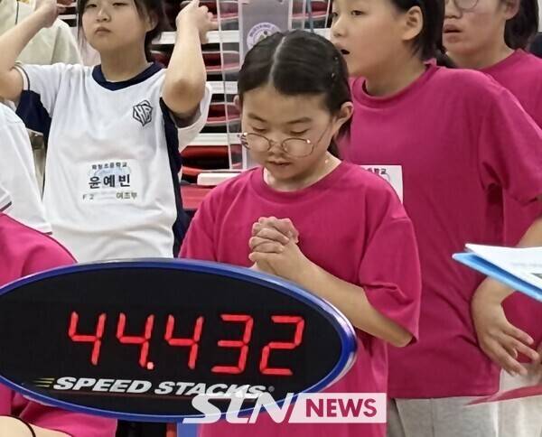 율곡초(강원) 이유라 양이 지난 15일 경남 밀양시배드민턴경기장에서 열린 '제18회 전국학교스포츠클럽축전' 스포츠스태킹 여자 초등부 8강전에서 손을 모으며 집중하고 있다. /사진(밀양)=강의택 기자
