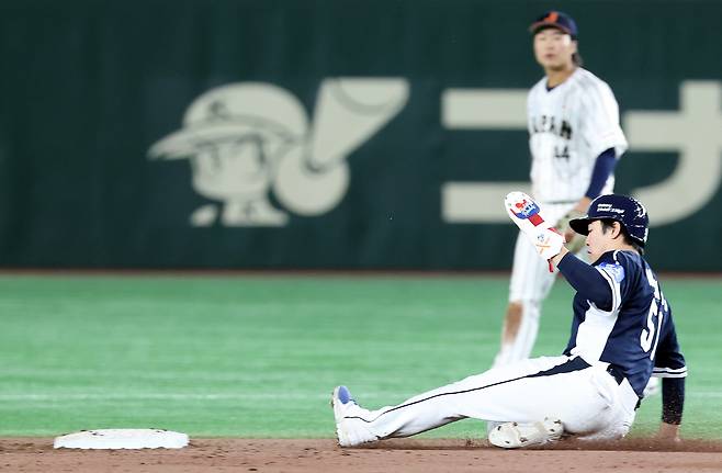 15일 일본 도쿄돔에서 열린 2025 K베이스볼 시리즈 대한민국과 일본의 평가전. 7회초 2사 1루에서 문현빈이 2루 도루에 성공하고 있다. 연합뉴스