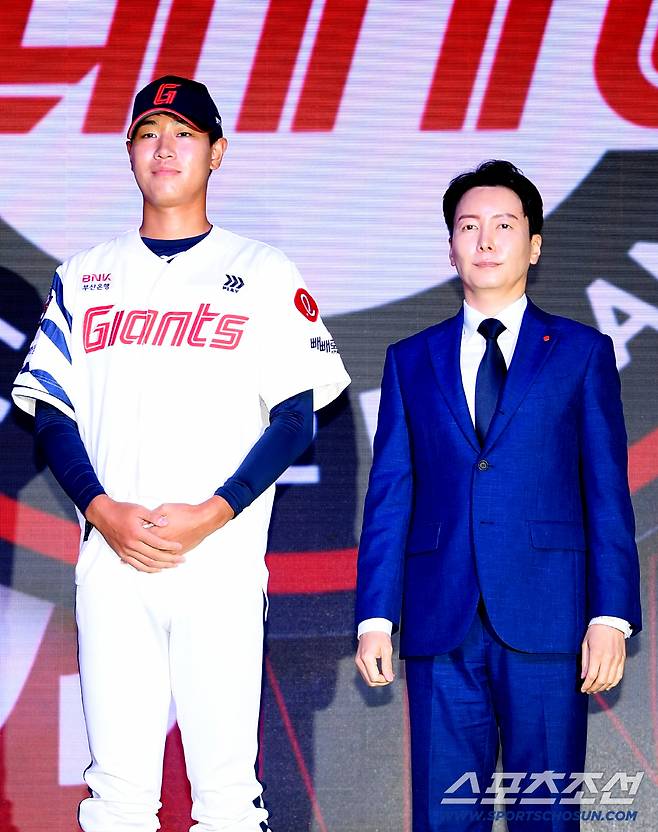2026 KBO 신인 드래프트가 17일 서울 롯데호텔월드에서 열렸다. 롯데에 1라운드 지명된 동산고 신동건이 박준혁 단장과 기념촬영을 하고 있다. 잠실=박재만 기자 pjm@sportschosun.com/2025.09.17/