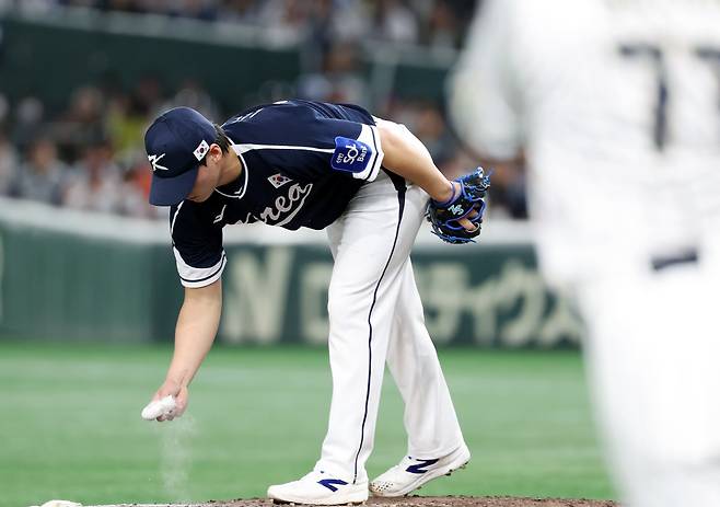 15일 일본 도쿄돔에서 열린 2025 K베이스볼 시리즈 대한민국과 일본의 평가전. 5회말 무사 1,2루 이호성이 일본 니시카와에게 몸에 맞는 볼을 허용한 뒤 아쉬워하고 있다.연합뉴스