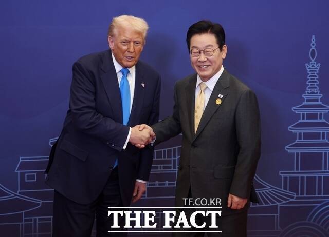 이재명 대통령은 14일 "의미 있는 협상 결과를 도출하는 데 있어 다른 무엇보다 트럼프 대통령의 합리적 결단이 큰 역할을 했다"며 "트럼프 대통령의 용단에 감사와 존경의 말씀을 전한다"고 밝혔다. 사진은 지난달 29일 경주 아시아태평양경제협력체(APEC) 정상회의 주간 만난 이 대통령과 트럼프 대통령. /뉴시스