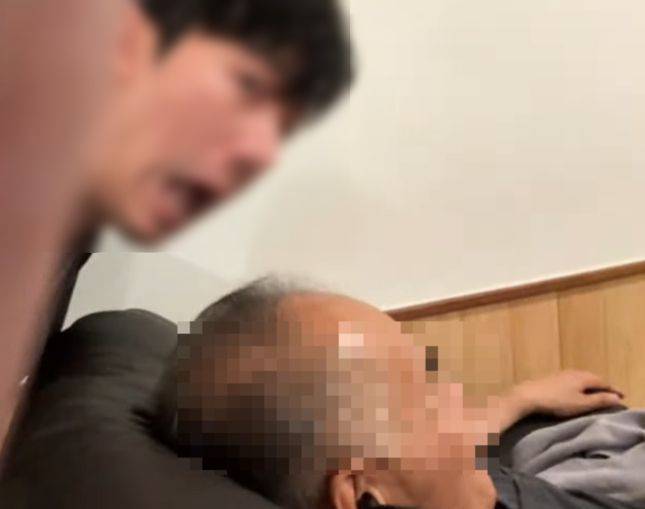 찜질방에서 잠을 자는 손님에게 다가가 고성을 지르는 등 영업을 방해한 BJ 신태일이 벌금형을 받았다. 신태일 유튜브.