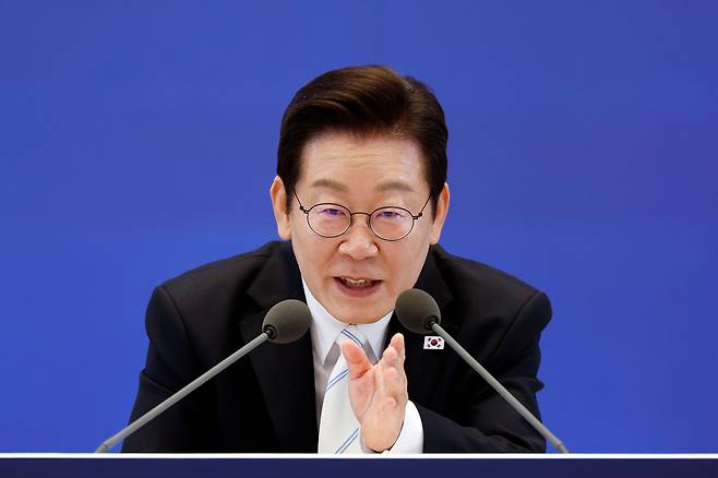 9월 취임 100일 기자회견에서 발언하는 이재명 대통령. 이 대통령은 이날 “대한민국에는 권력의 서열이 분명히 있다”며 “사법부는 입법부가 설정한 구조 속에서 판단하는 것이고, 사법부 구조는 사법부 마음대로 정하는 게 아니다”라고 했다. /연합뉴스