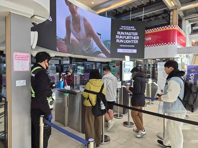 15일 오전 8시50분쯤 한강버스 탑승이 시작되자 시민들이 개찰구에 교통카드를 찍고 있다.ⓒ데일리안 허찬영 기자