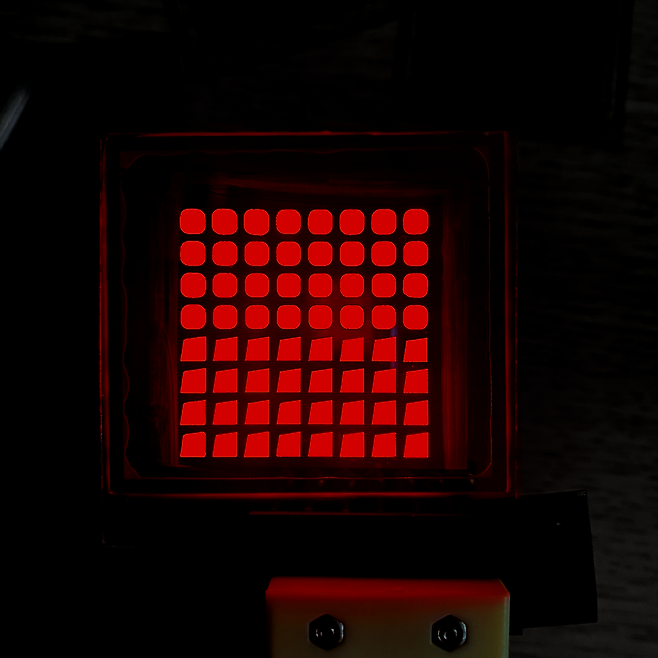 모플랫의 ‘자발광 퀀텀닷 LED(Quantum Dot LED, 양자점 발광 소재)’이 보여주는 붉은 색은 차량용 라이팅의 요구 수준을 훨씬 상회하는 휘도와 색 구현력을 가진 것으로 평가된다. 모플랫 제공