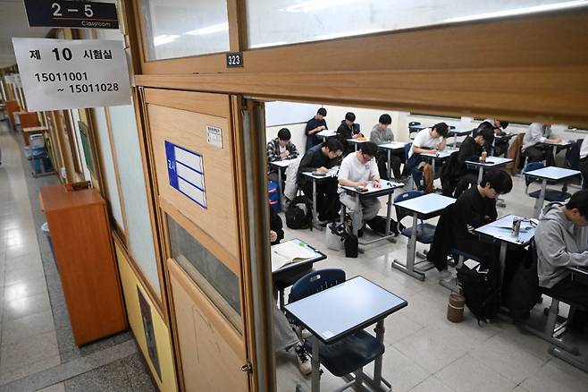 2026학년도 대학수학능력시험(수능)이 치러진 13일 오전 서울 종로구 경복고등학교에 마련된 고사장에서 수험생들이 시험을 준비하고 있다. 25.11.13. 사진공동취재단