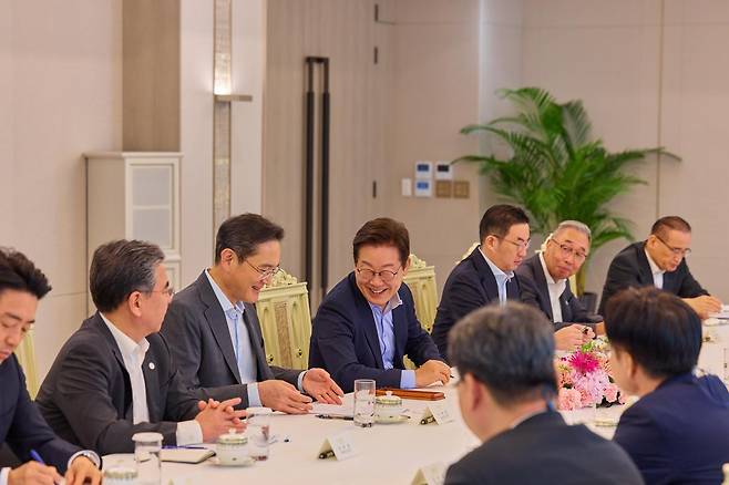 이재명 대통령이 이재용 삼성전자 회장을 비롯한 참석자들과 대화하고 있다. (대통령실 제공. 재판매 및 DB 금지) 2025.8.19/뉴스1