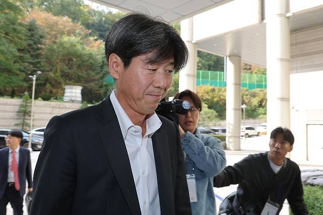 대장동 개발 비리 의혹 사건에 연루돼 특정경제범죄 가중처벌법상 배임 등 혐의로 기소된 남욱 변호사가 31일 서울 서초구 서울중앙지방법원에서 열린 1심 선고공판에 출석하고 있다. 2025.10.31/뉴스1 ⓒ News1