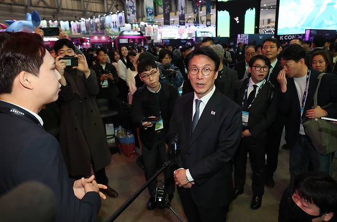 김민석 국무총리가 15일 부산 해운대구 벡스코에서 열린 국제게임전시회 지스타 2025를 찾아 전시장을 둘러보고 있다. 연합뉴스