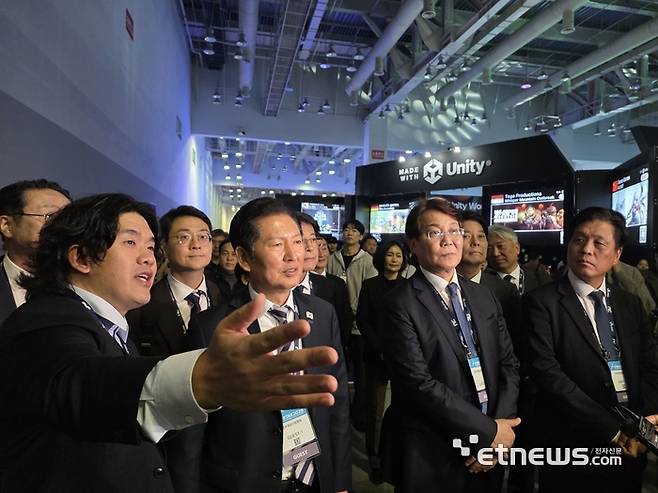 정청래 더불어민주당 대표가 14일 부산 해운대구 벡스코에서 열린 국제게임전시회 지스타 2025를 찾아 전시부스에 대한 소개를 듣고 있다.