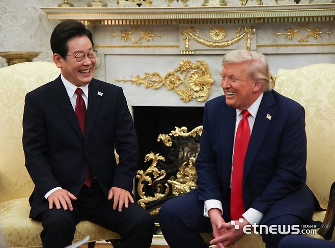 이재명 대통령이 25일(현지시간) 미국 워싱턴 DC 백악관 오벌오피스에서 도널드 트럼프 미국 대통령과 한미 정상회담을 하며 함께 웃고 있다.   연합뉴스