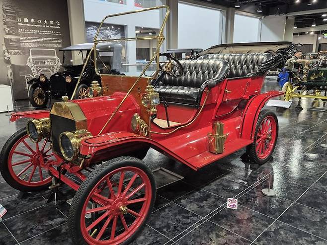 1910년 영국에서 생산된 롤스로이스 실버고스트는 은색이 아닌 빨간색 차였다. 1910년대 롤스로이스 최대의 걸작으로 평가받는 모델이다. 차체 하부에 수리 공구함을 갖추고, 다리를 쭉 뻗어도 남는 뒷좌석 공간은 가죽으로 마감해 최고급 승용차로 손색없는 모습을 보여준다. 네 바퀴와 스페어타이어까지 던롭 타이어를 살펴보는 재미도 크다.나가쿠테(아이치현)=서혜진 특파원
