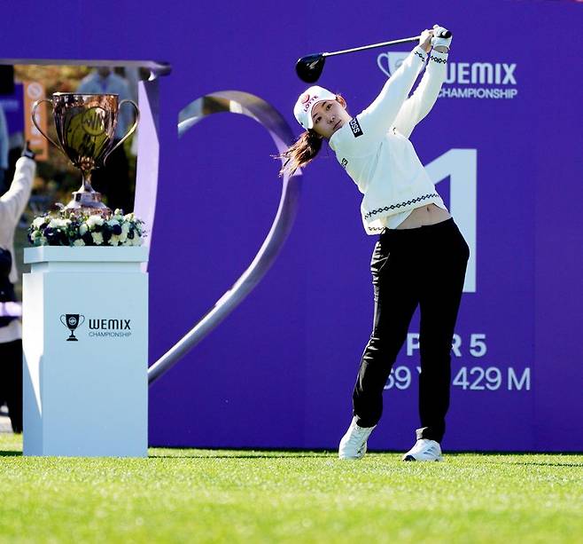 1번 홀에서 강력한 티샷을 하는 황유민.대회조직위 제공