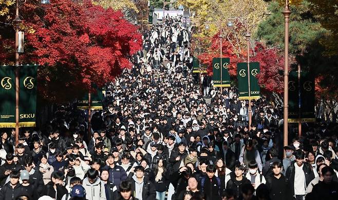 (서울=뉴스1) 오대일 기자 = 수능 후 첫 주말인 16일 오전 서울 종로구 성균관대에서 열린 2026학년도 수시모집 논술시험(수리형)을 마친 수험생들이 고사장을 나서고 있다. 15~16일 양일간 치러진 이번 논술고사에는 총 4만 4,474명이 응시했다. 2025.11.16/뉴스1 /사진=뉴스1화상