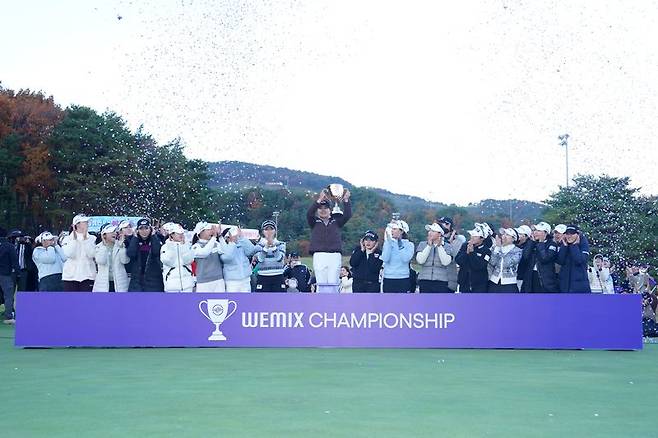 위믹스 챔피언십 홍정민자 홍정민이 선수들의 축하를 받으며 우승트로피를 들어올리고 있다.대회조직위 제공