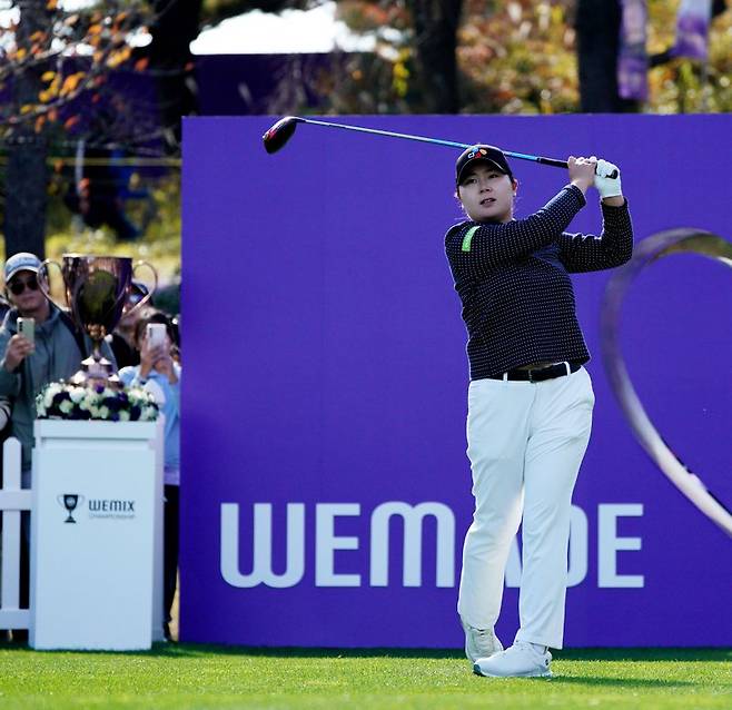 경주 마우나오션CC에서 펼쳐진 위믹스 챔피언십 최종라운드 1번홀에서 홍정민이 티샷을 하고 있다. 대회조직위 제공